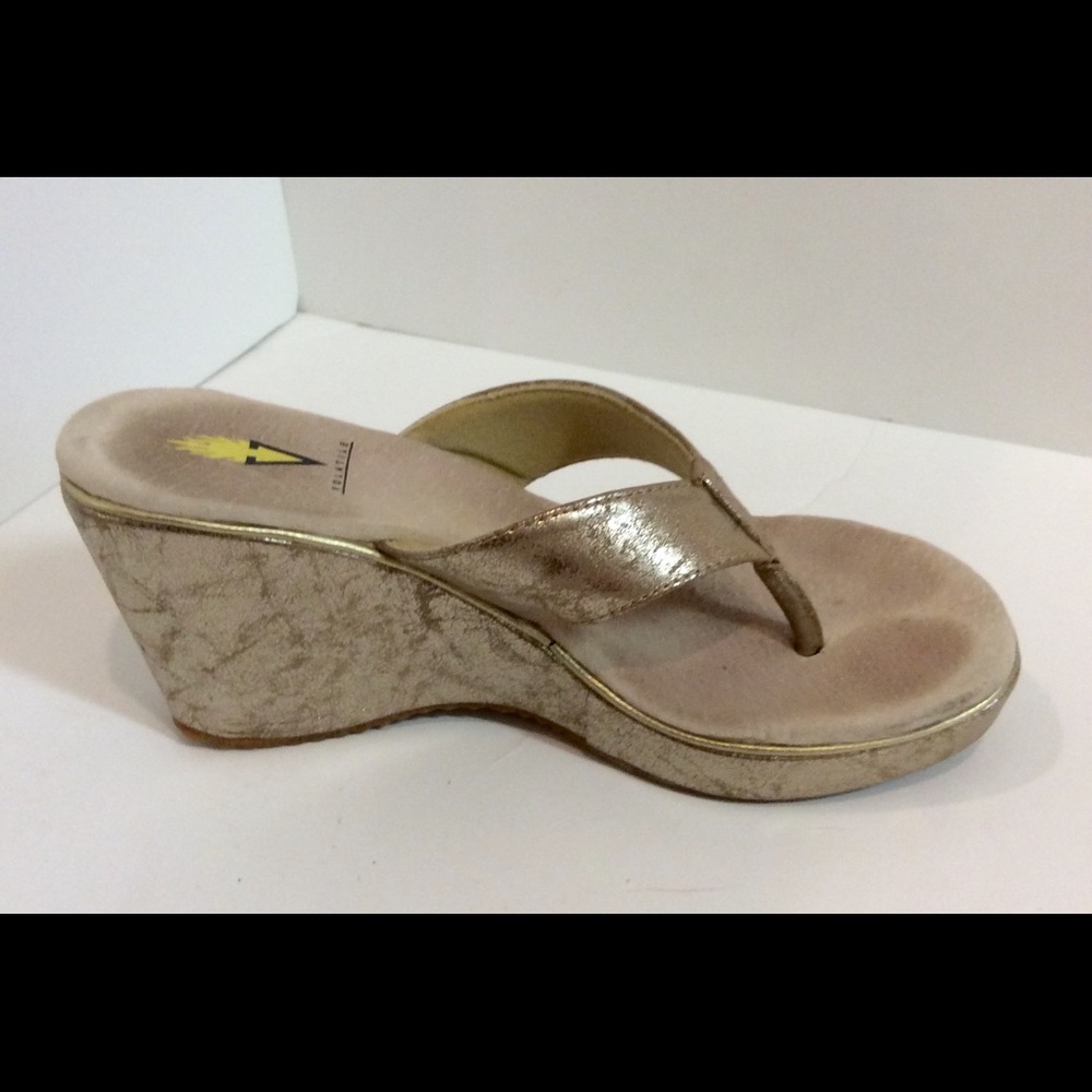 Volatile Gold Flip Flop